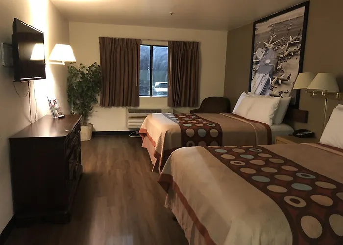 Super 8 By Wyndham Metro North 2*