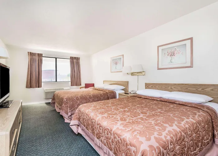 Super 8 By Wyndham Metro North Hotel 2*