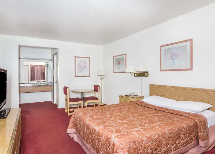 Super 8 By Wyndham Metro North Hotel Phoenix