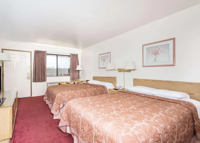 Super 8 By Wyndham Metro North Hotel 2*
