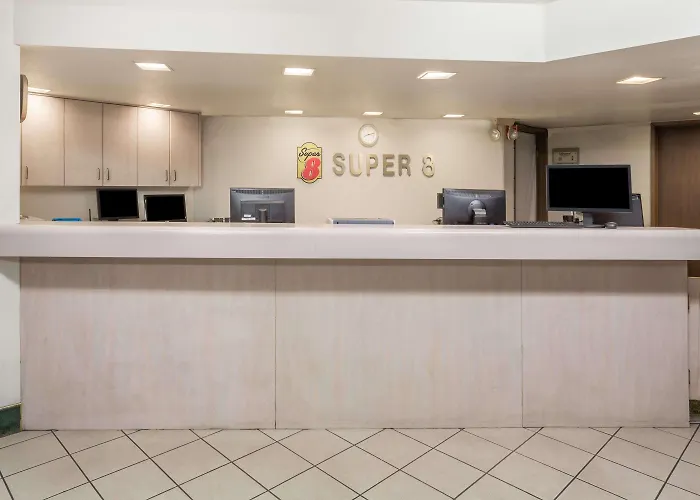 Hotel Super 8 By Wyndham Metro North