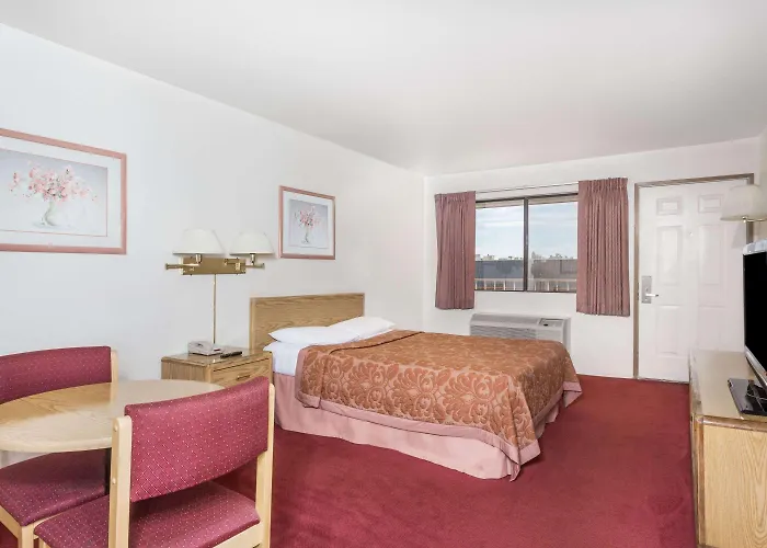 Super 8 By Wyndham Metro North
