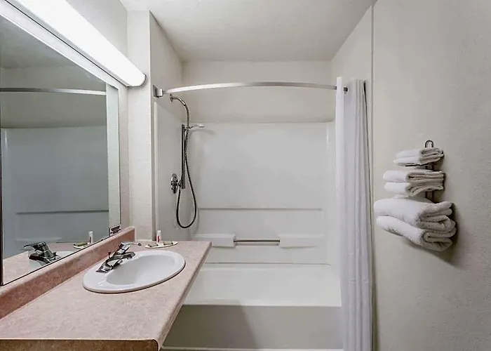 Super 8 By Wyndham Metro North