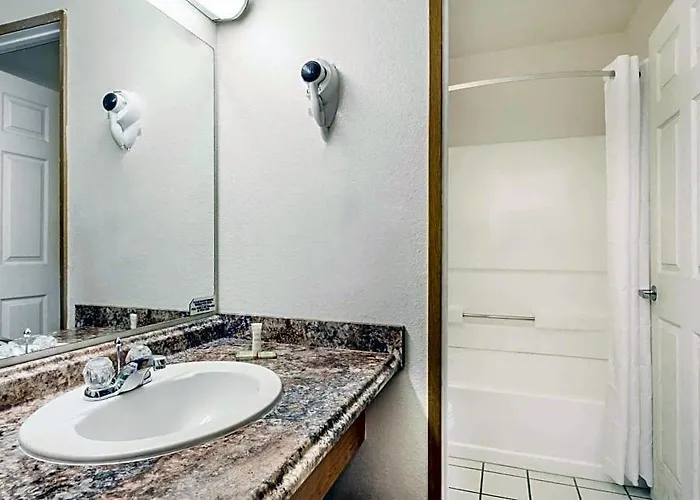 Super 8 By Wyndham Metro North Hotel 2*
