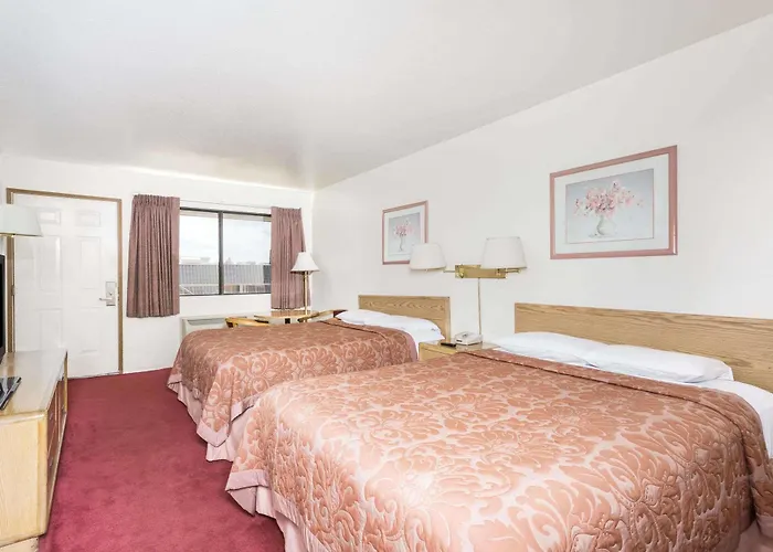 Hotel Super 8 By Wyndham Metro North 2*