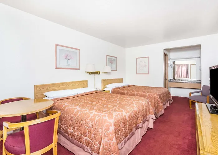 Super 8 By Wyndham Metro North
