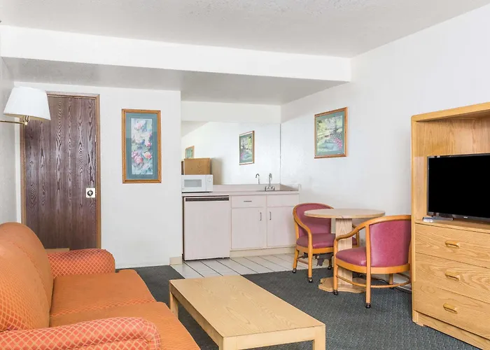 Super 8 By Wyndham Metro North