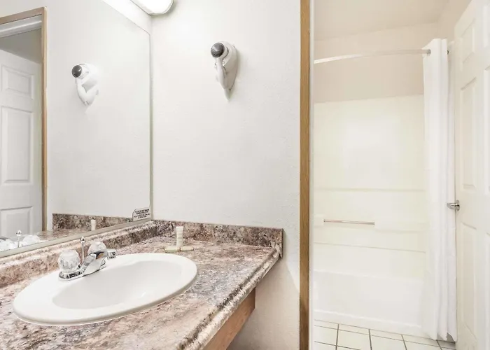 Hotel Super 8 By Wyndham Metro North 2*